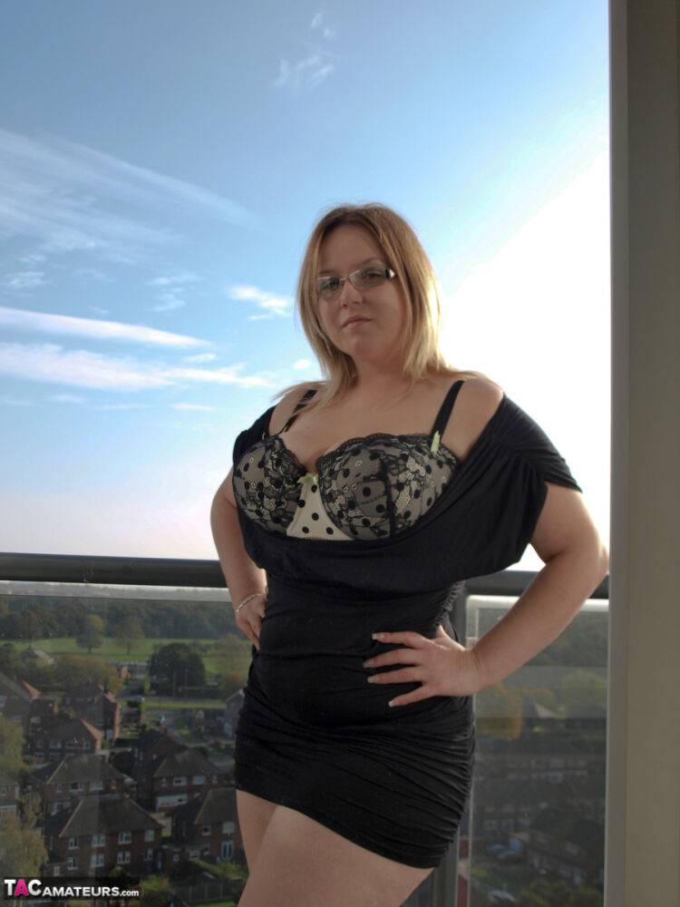 Overweight amateur Sindy Bust doffs a black dress while getting naked - #13