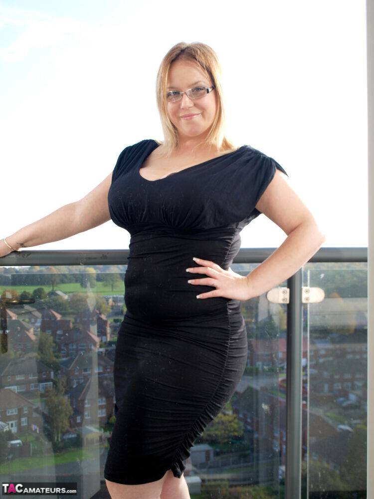 Overweight amateur Sindy Bust doffs a black dress while getting naked - #15