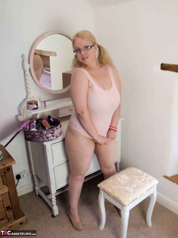 Blonde amateur Sindy Bust exposes her overweight body with her glasses on - #9