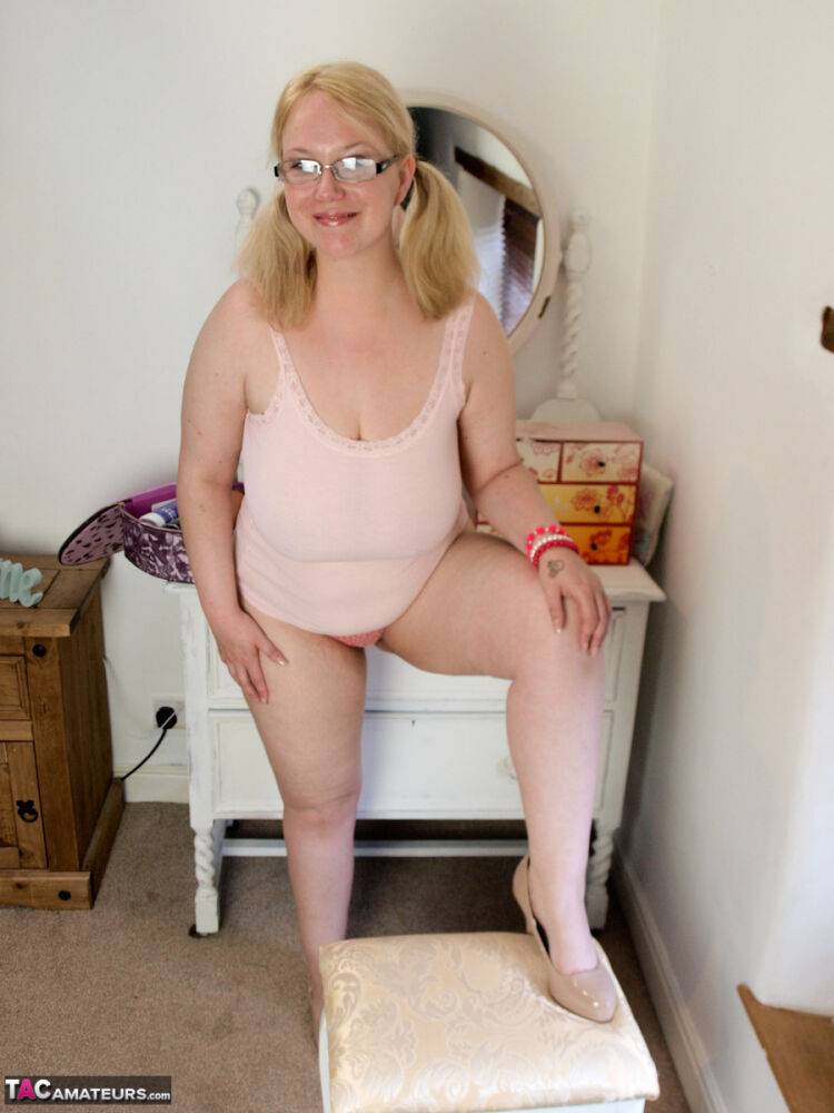 Blonde amateur Sindy Bust exposes her overweight body with her glasses on - #7