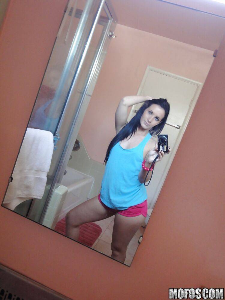 Saucy teenage amateur stripping and picturing herself in the bath - #9