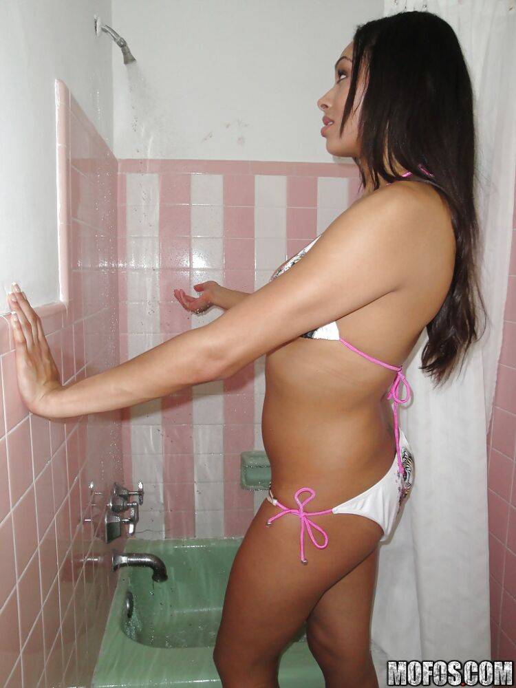 Amateur girlfriend Bethany Benz takes off her bikini to take a shower - #16