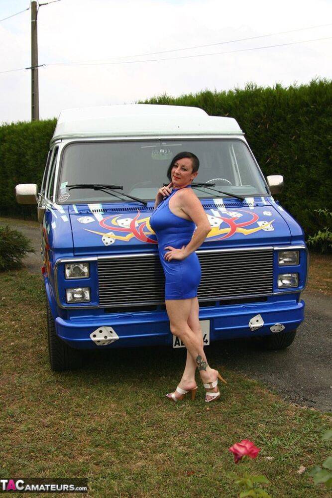 Mature amateur Mary Bitch gets naked inside a B-class van during solo action | Photo: 784461