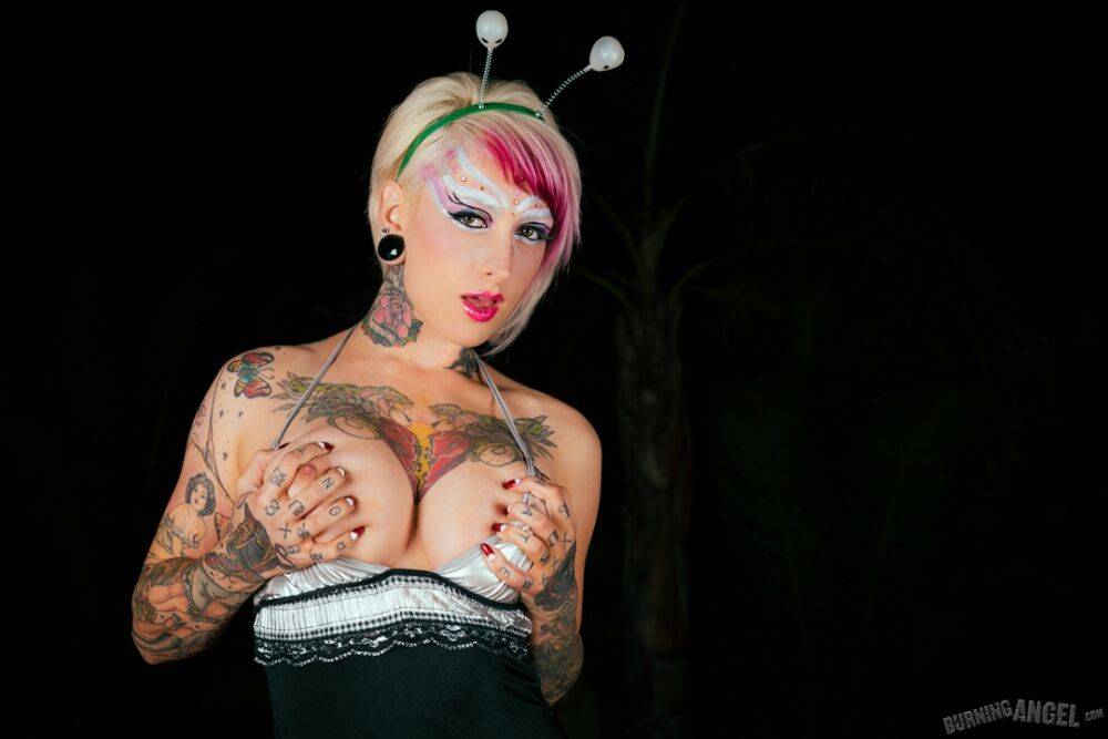 Tattooed chick with dyed hair Jessie Lee works free of bikini top and skirt - #11