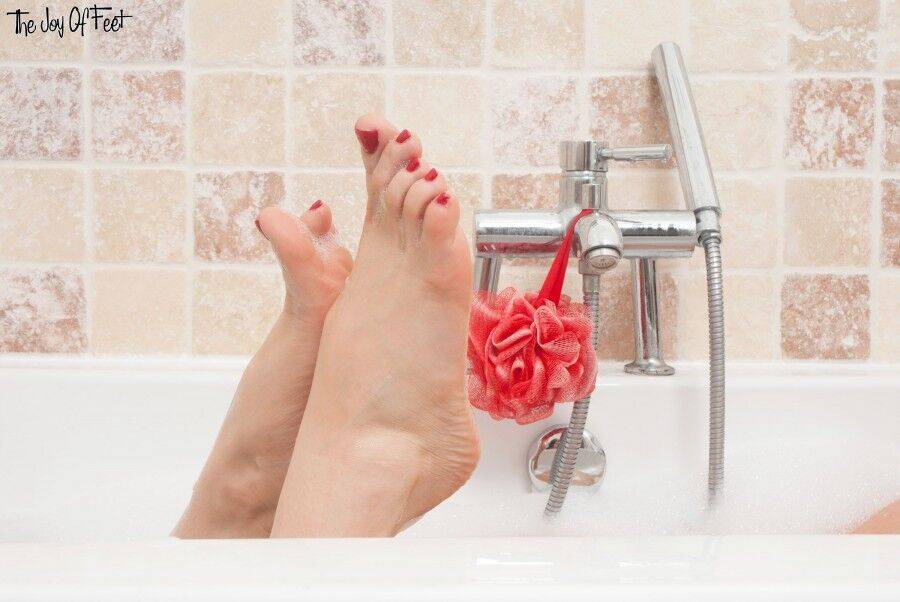 Naked female Tammy Lee shows off her flexible toes in the bathtub | Photo: 874851