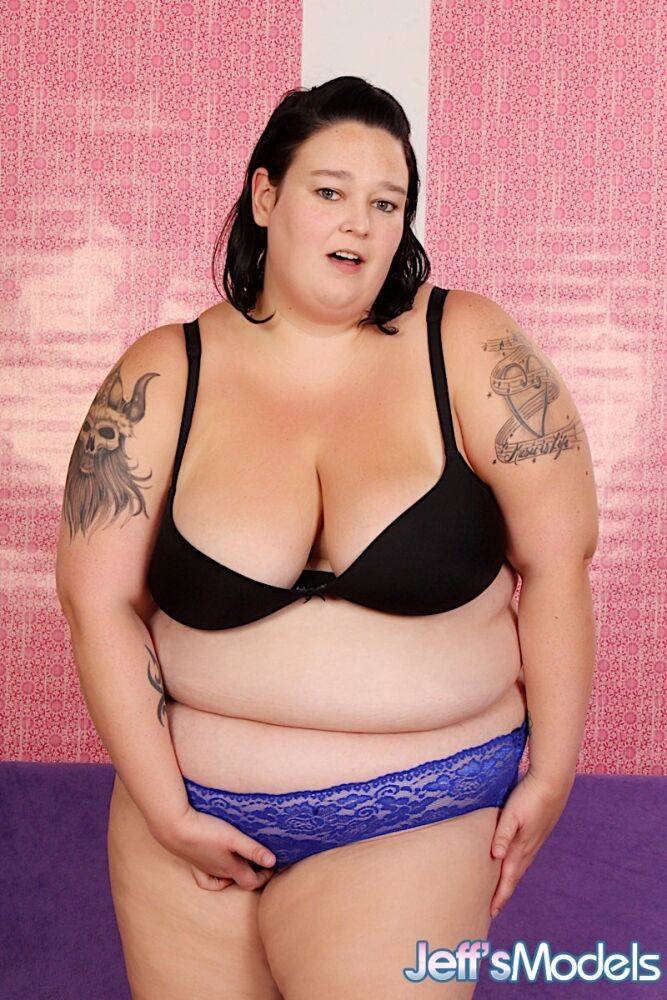 Morbidly obese lady Valhalla Lee doffs bra & panties before fingering her twat - #9