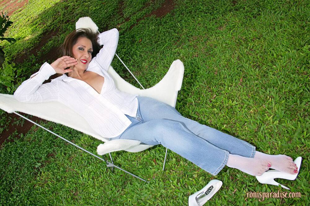 Roni loves relaxing outdoors and masturbating for kinky voyeurs - #14