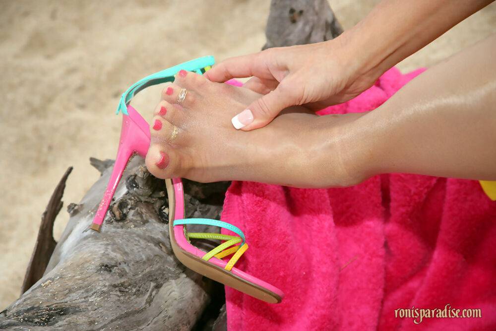 It wouldn't be a good weather on the beach if Roni hadn't been there - #2