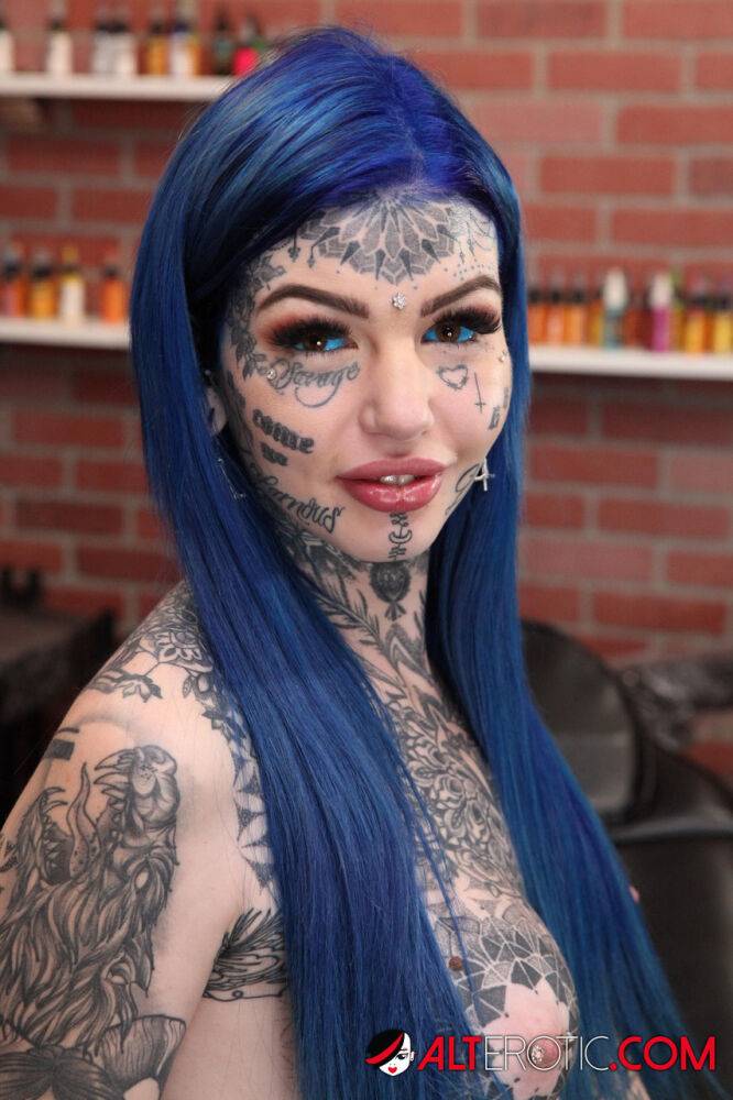 Heavily tattooed girl Amber Luke poses naked in a tattoo shop - #8