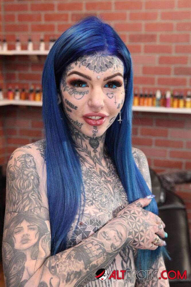Heavily tattooed girl Amber Luke poses naked in a tattoo shop - #12