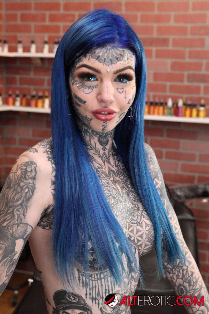 Heavily tattooed girl Amber Luke poses naked in a tattoo shop - #10