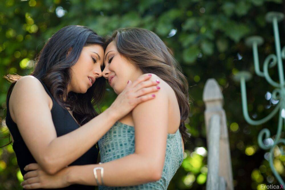 Beautiful lesbians Shyla Jennings & Jenna Sativa kiss before tribbing outdoors - #1