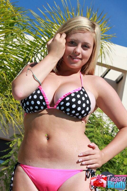 Bikini babe Tegan Brady shows her busty stuff in the sun poolside - #5