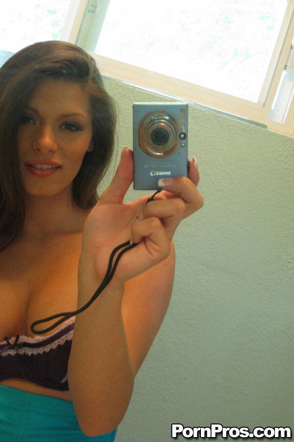 Amateur babe with big melons Madelyn Marie takes pictures of herself - #3