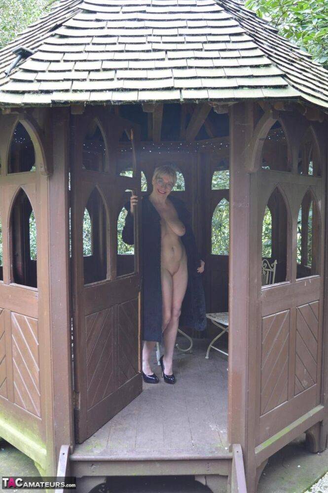 Mature blonde Barby Slut exposes herself during a walk around Bosworth hall - #10