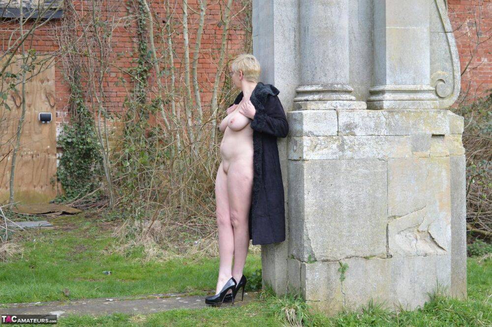 Mature blonde Barby Slut exposes herself during a walk around Bosworth hall - #11