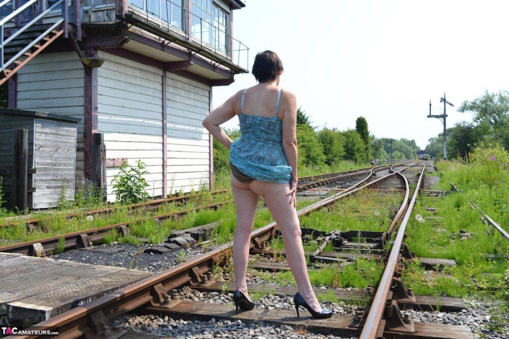 Mature amateur Barby Slut get naked in heels at an abandoned railway station - #14