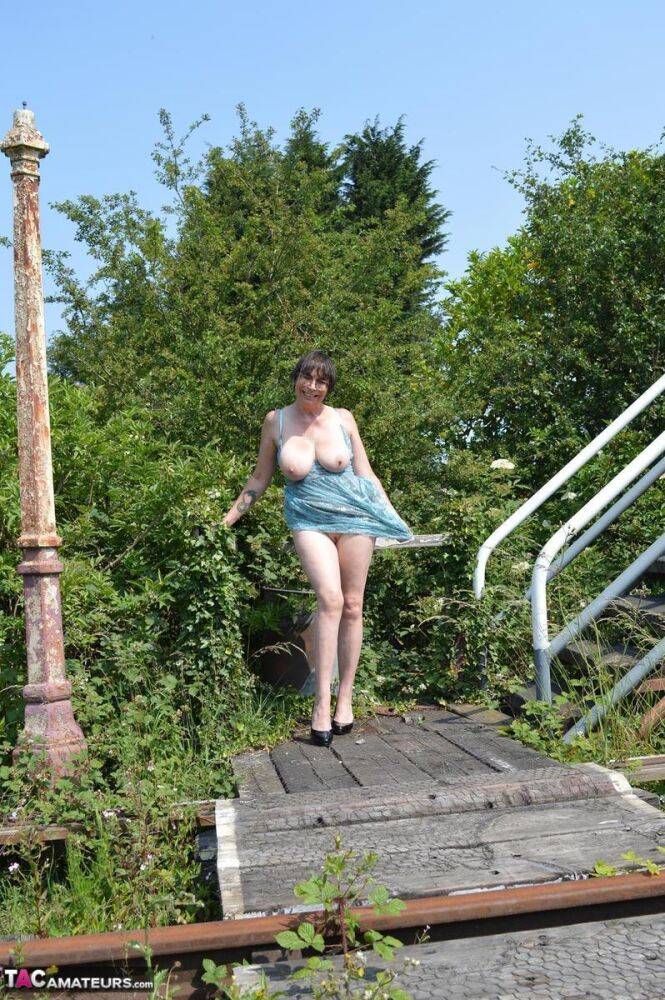 Mature amateur Barby Slut get naked in heels at an abandoned railway station - #15