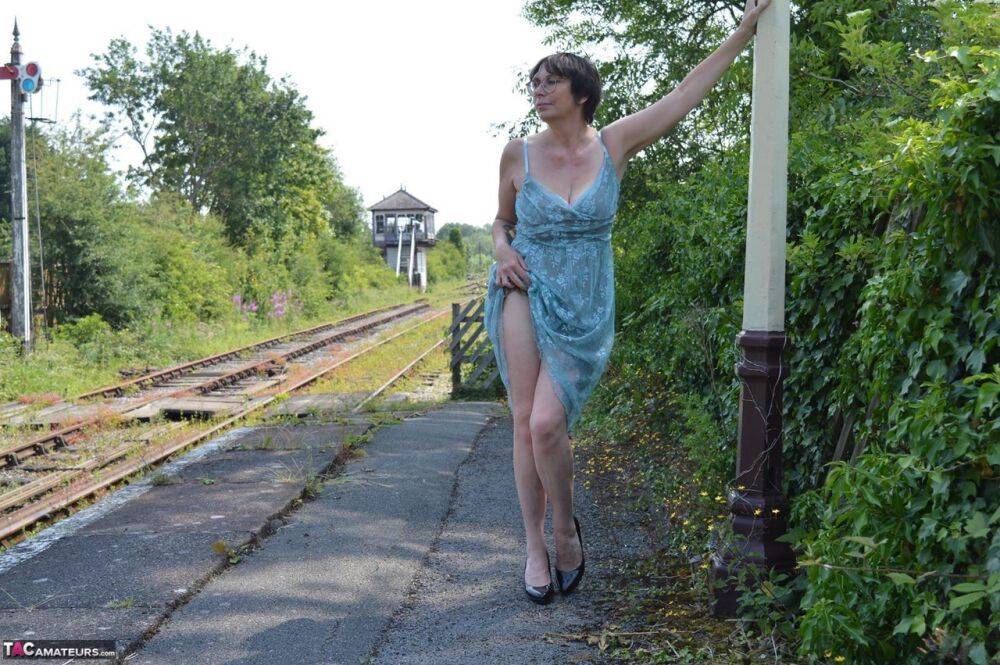 Mature amateur Barby Slut get naked in heels at an abandoned railway station - #9