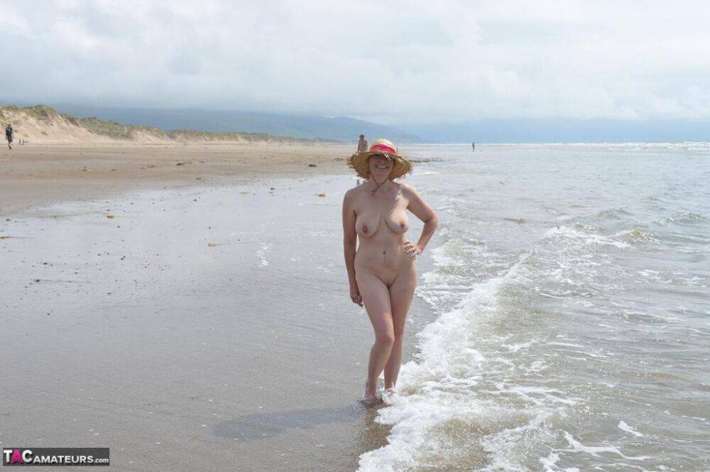 Older amateur Barby Slut wades into the ocean in nothing more than a sun hat - #8