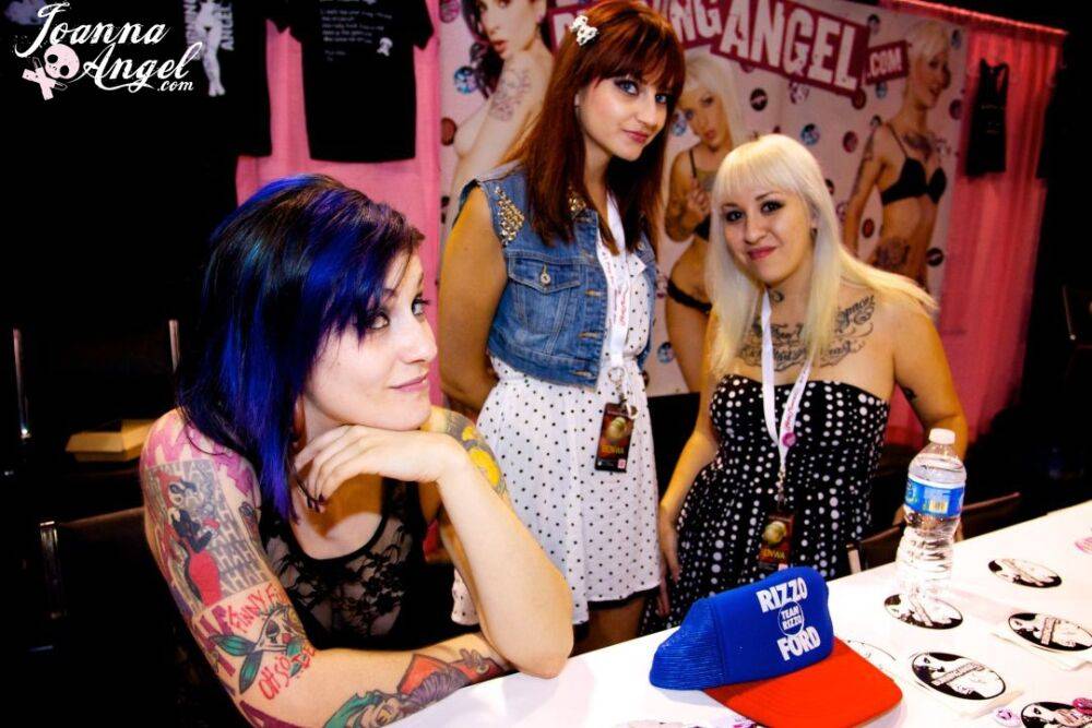 Top alt pornstars meet and greet their fans at an XXX trade show - #1