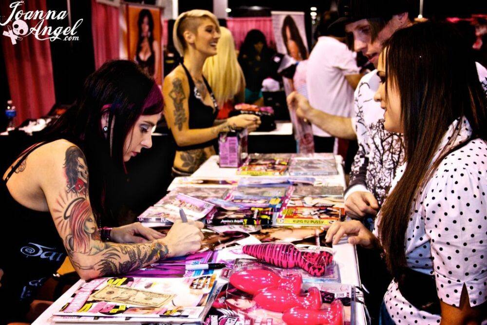 Top alt pornstars meet and greet their fans at an XXX trade show - #15