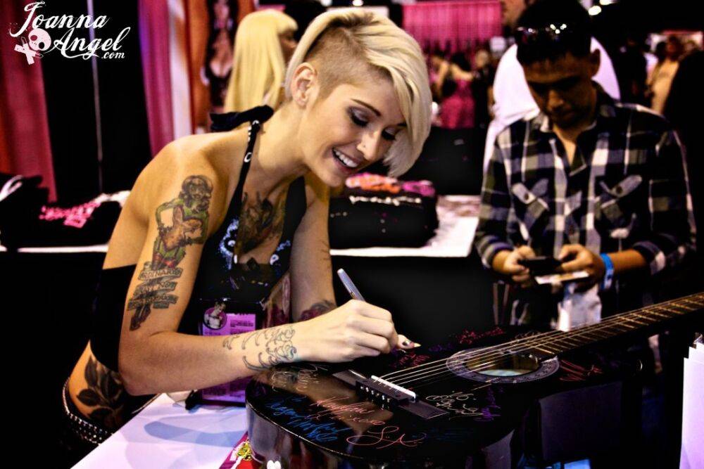 Top alt pornstars meet and greet their fans at an XXX trade show - #5