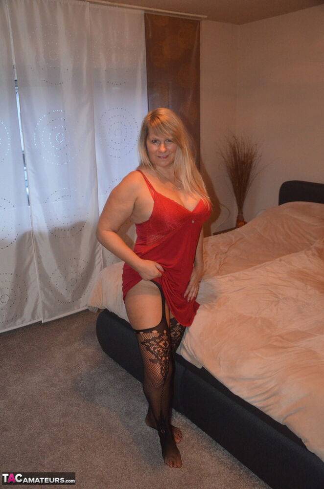 Mature amateur doffs red dress to show her ass and twat in sexy stockings - #2