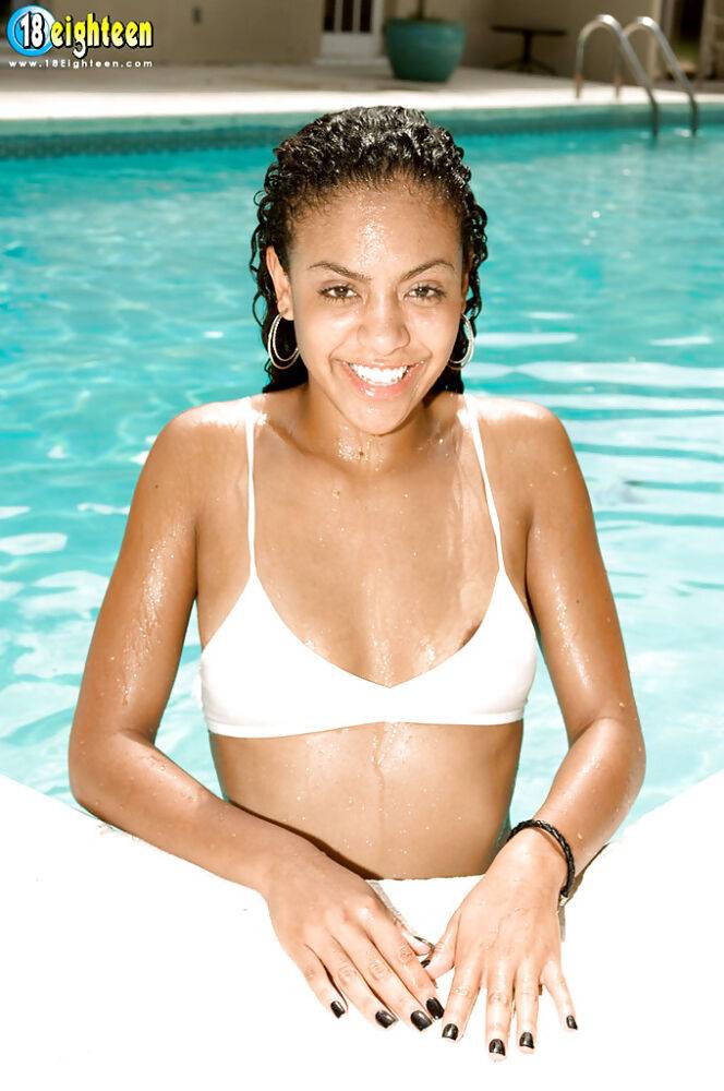 Terrific black babe young Gia Jones poses nude on outdoor pics - #10