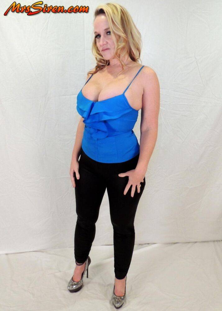 Middle-aged blonde Dee Siren displays her ample cleavage in tight pants - #1