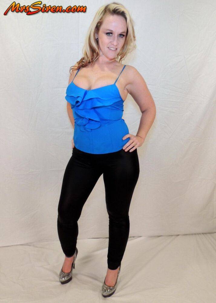 Blonde amateur Dee Siren shows her cleavage while wearing black tights & heels - #11