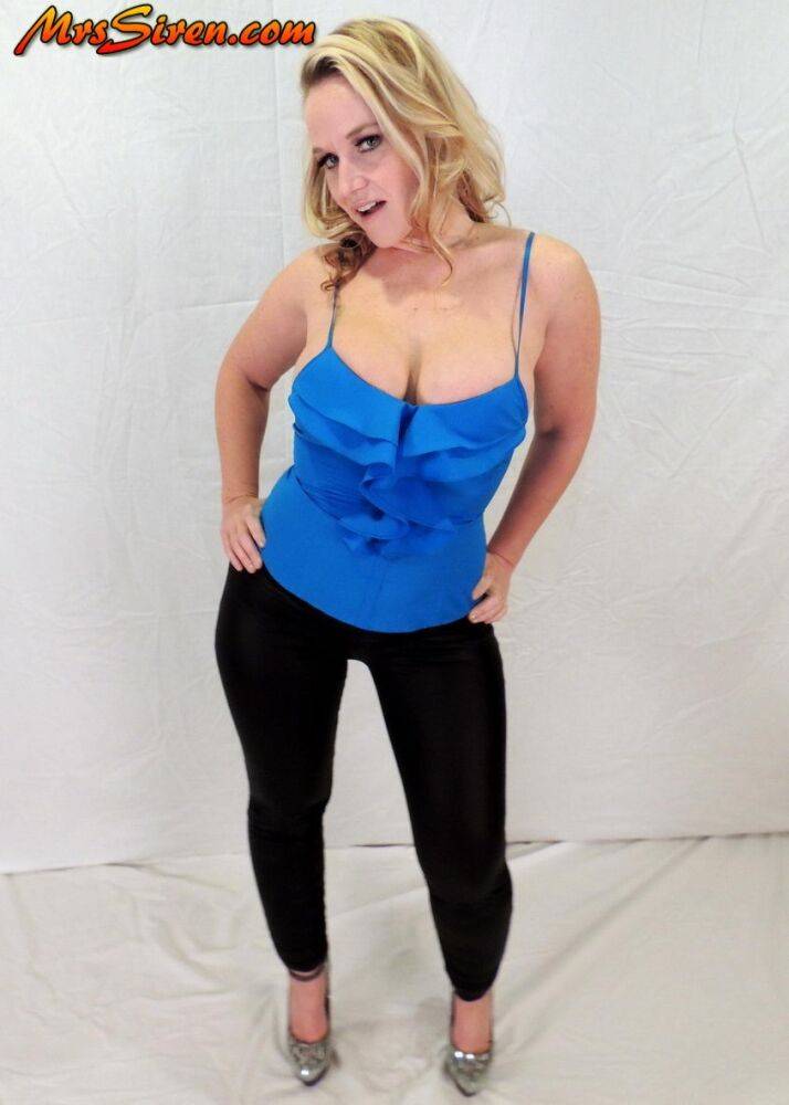 Blonde amateur Dee Siren shows her cleavage while wearing black tights & heels - #3