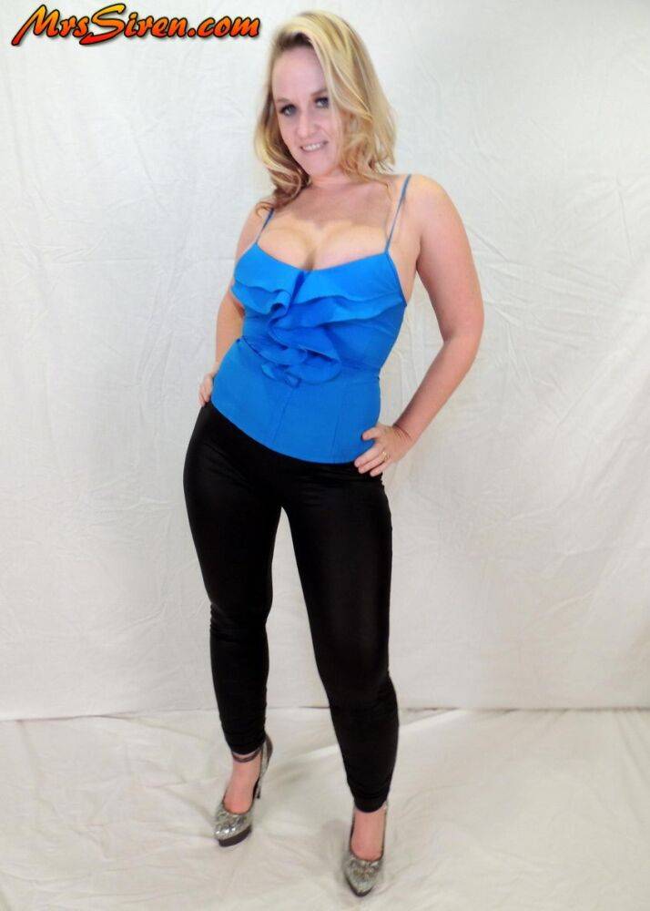 Blonde amateur Dee Siren shows her cleavage while wearing black tights & heels - #7