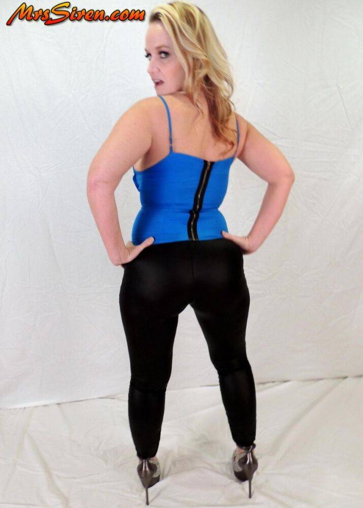 Blonde amateur Dee Siren shows her cleavage while wearing black tights & heels - #12