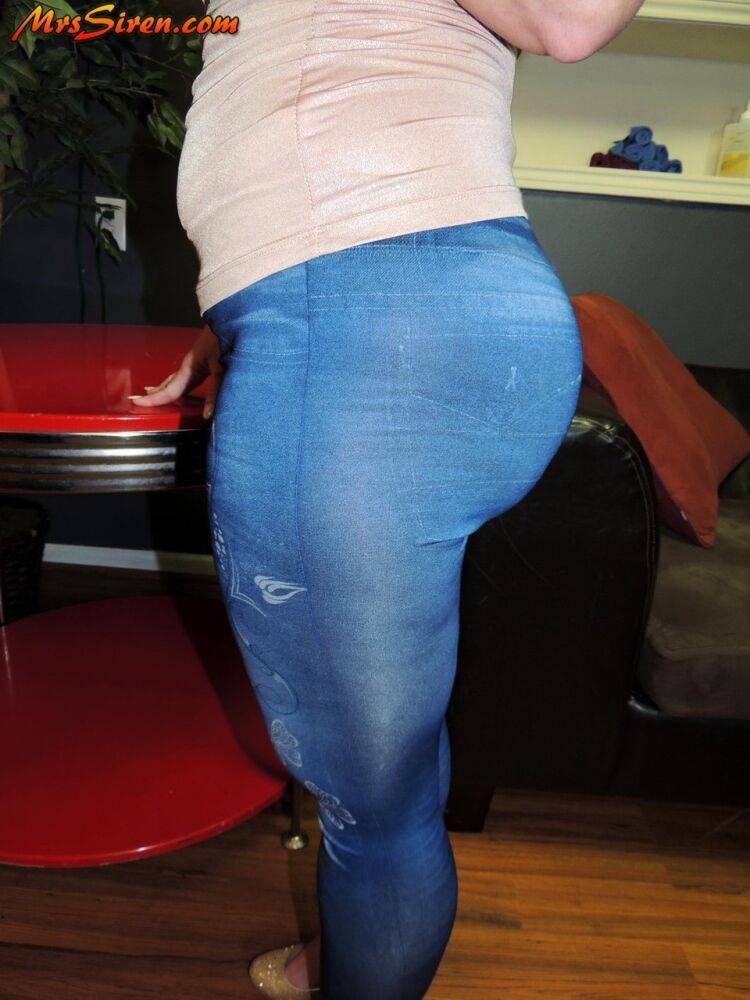 PAWG Dee Siren sets a solitary breast loose in jeans and glasses - #12