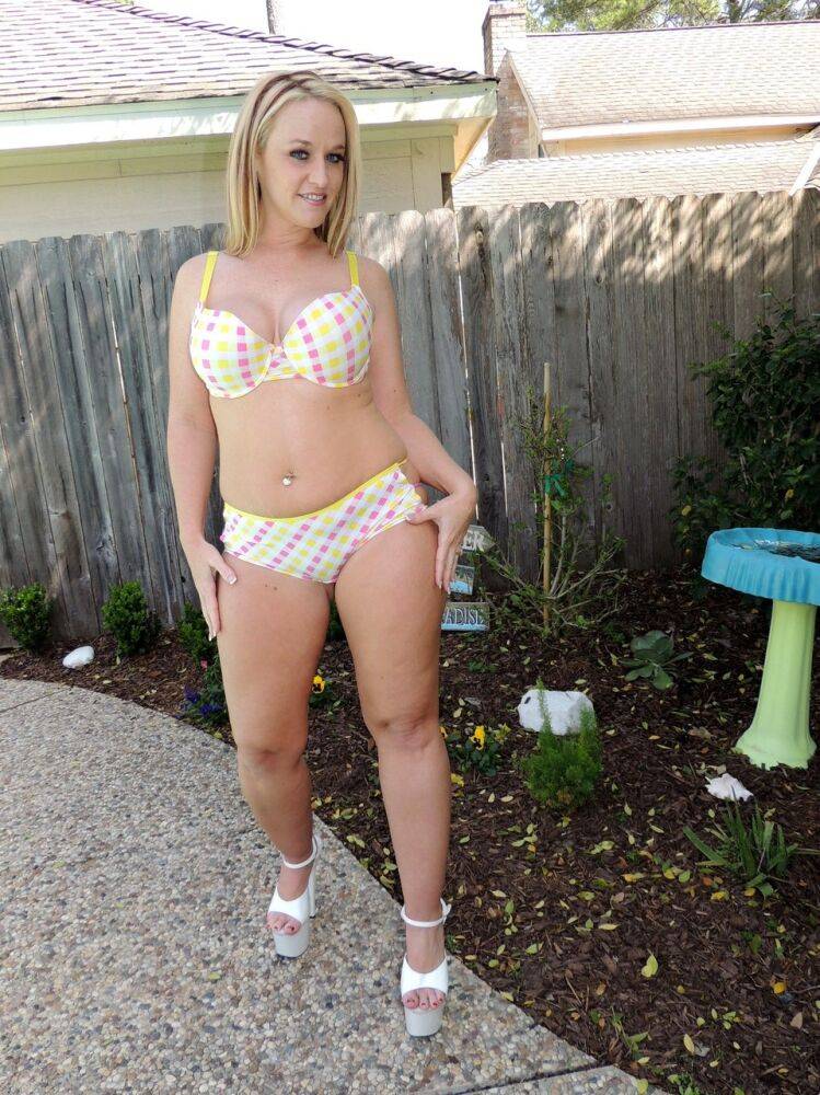 Blonde amateur Dee Siren flaunts her big ass by the pool in a bikini and heels - #5