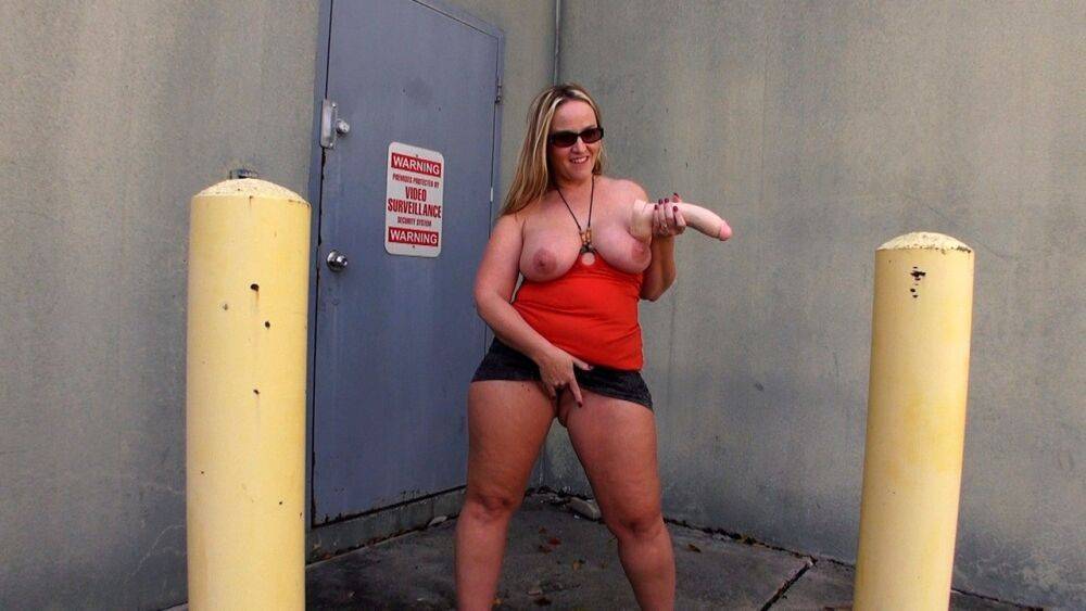 Fat amateur Dee Siren toys and fist her snatch before taking a piss - #3