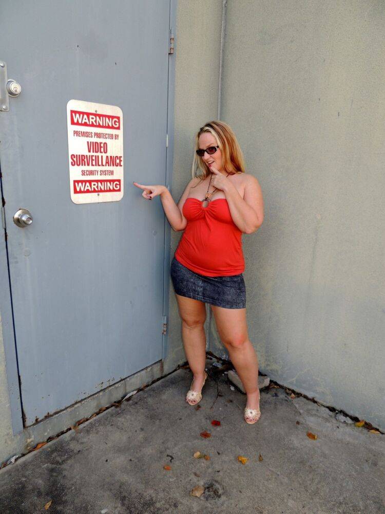 Fat amateur Dee Siren toys and fist her snatch before taking a piss - #8