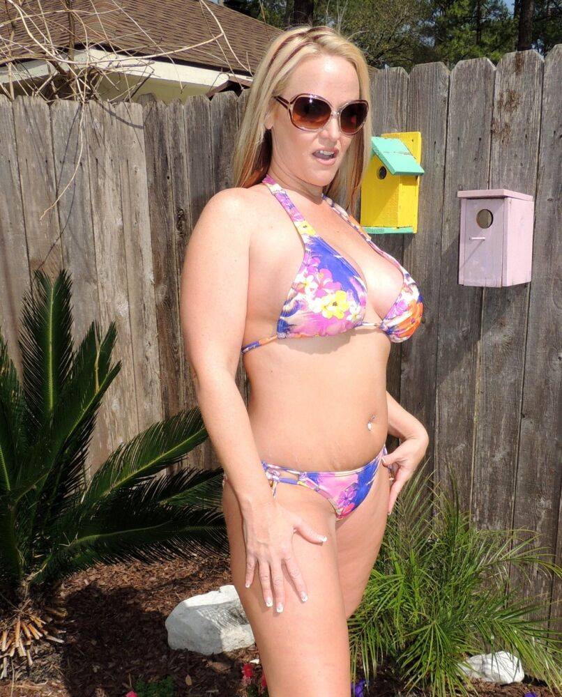 Blonde amateur Dee Siren works her moneymaker while wearing a bikini - #12