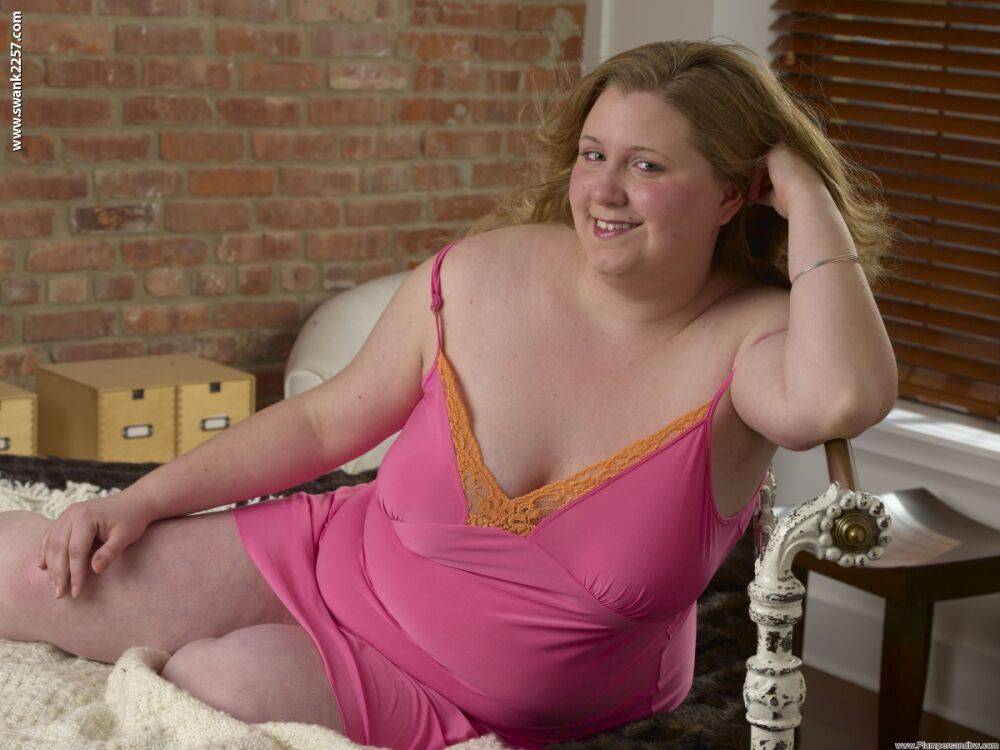 Obese chick sheds pink lingerie before pleasuring her vagina on bed - #3