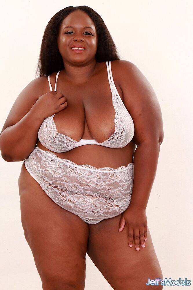 Obese black women Olivia Leigh shows the pink of her pussy after getting naked - #3