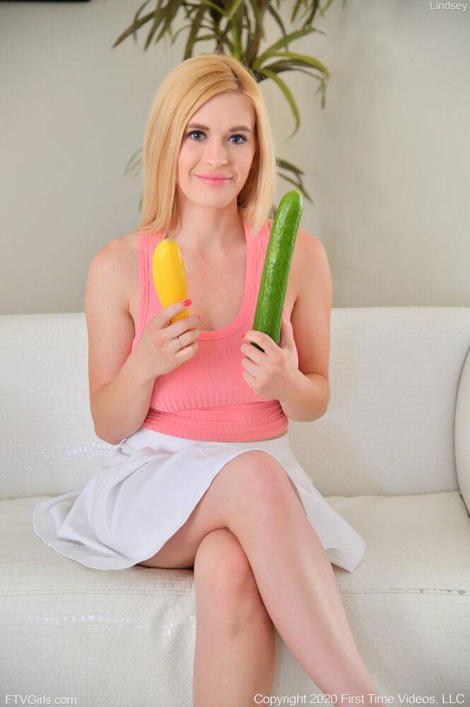 Blonde amateur Lindsey sticks a cucumber inside her pink pussy - #14