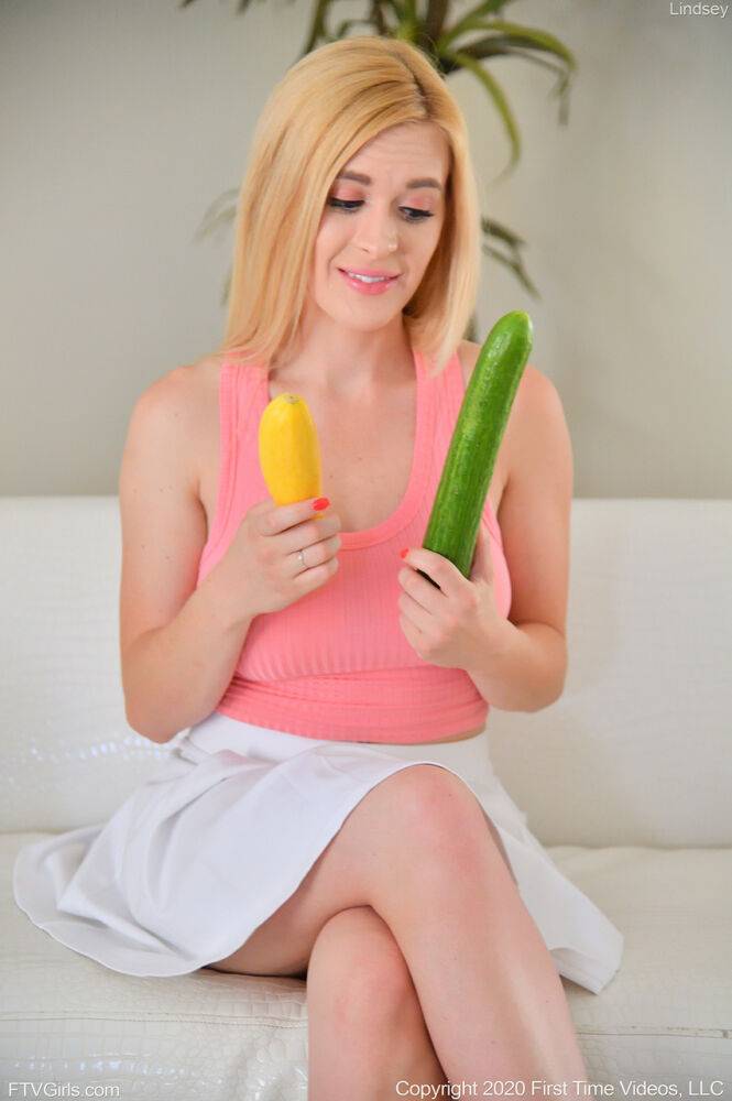 Blonde amateur Lindsey sticks a cucumber inside her pink pussy - #6