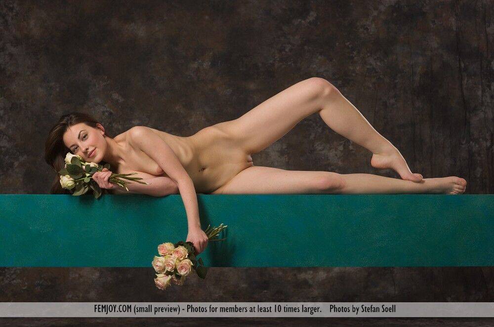 Brunette glamour model Lorena G holds a bunch of flowers while posing nude - #9