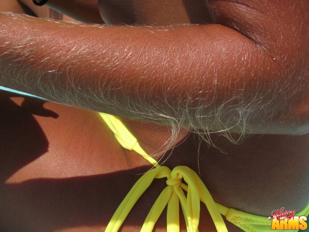 Amateur solo girl Lori Anderson shows her hair arms in a yellow bikini - #4