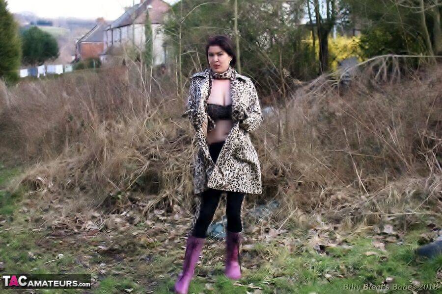 UK girl Juicey Janey bares her juggs before pulling down her tights in a field - #15