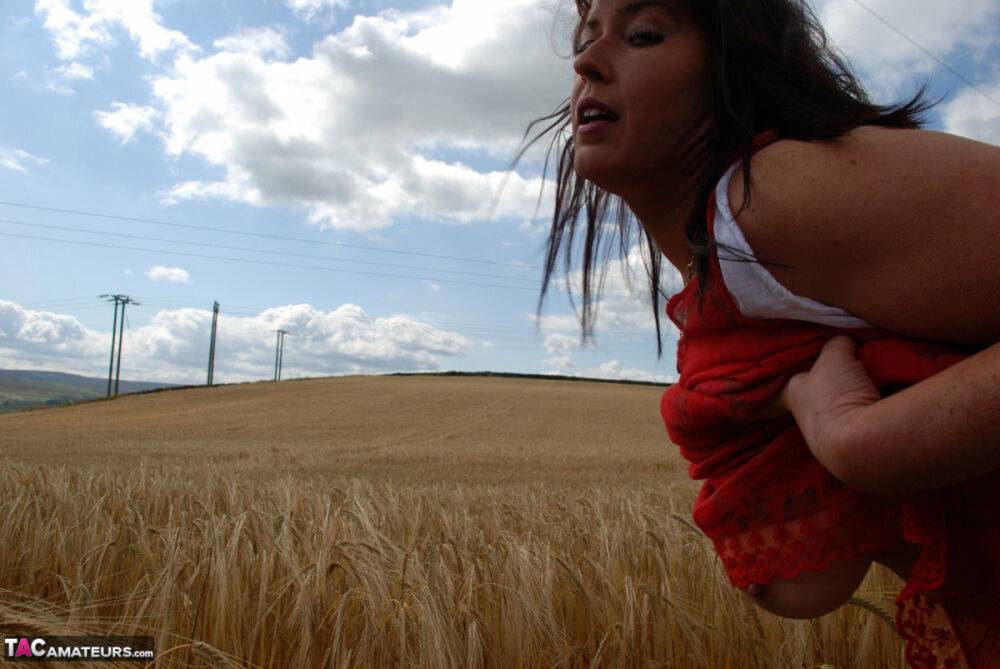 Older UK woman Juicey Janey eats berries while getting naked in a crop field - #8