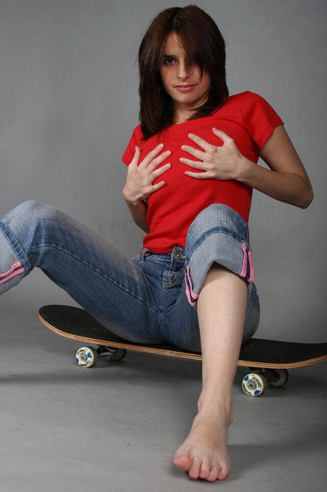 First timer uncovers her full breasts before touching her twat on a skateboard - #12