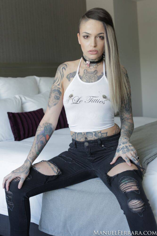 Tattooed girl Leigh Raven wears a black choker while getting naked | Photo: 2113092