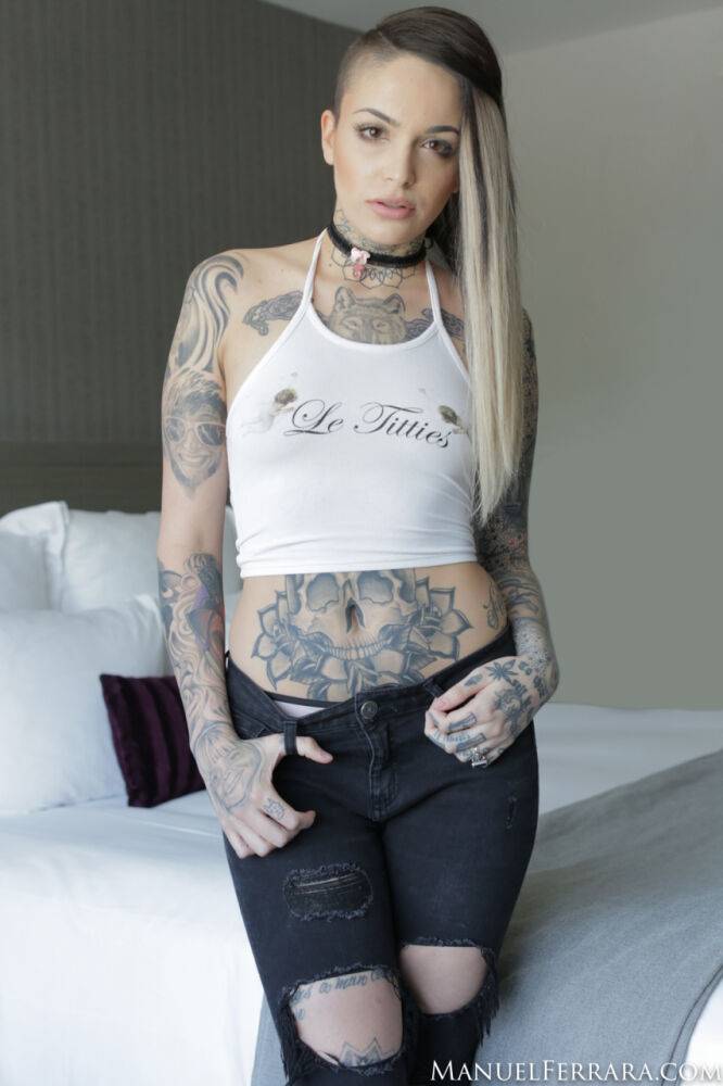 Tattooed girl Leigh Raven wears a black choker while getting naked | Photo: 2113061